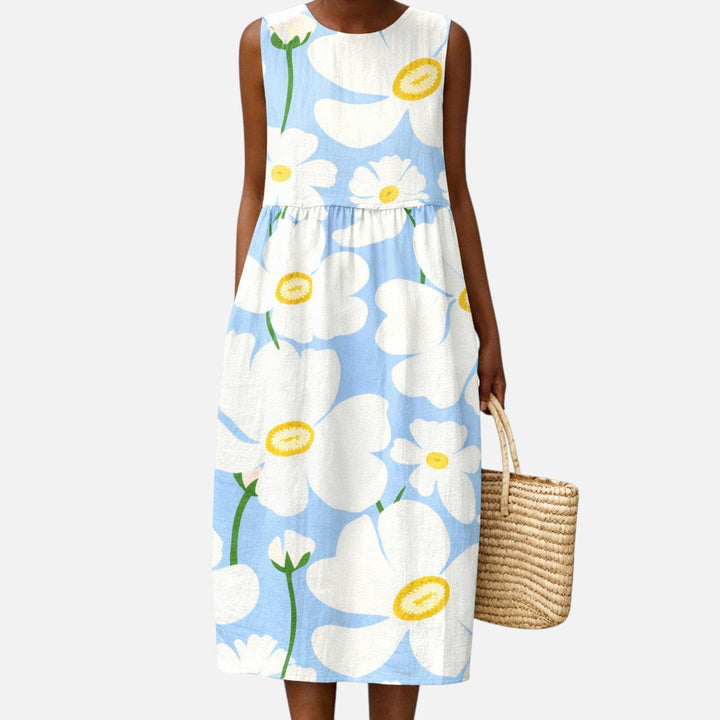 Bente | Mouwloze midi-jurk met grote witte bloemen op lichtblauw