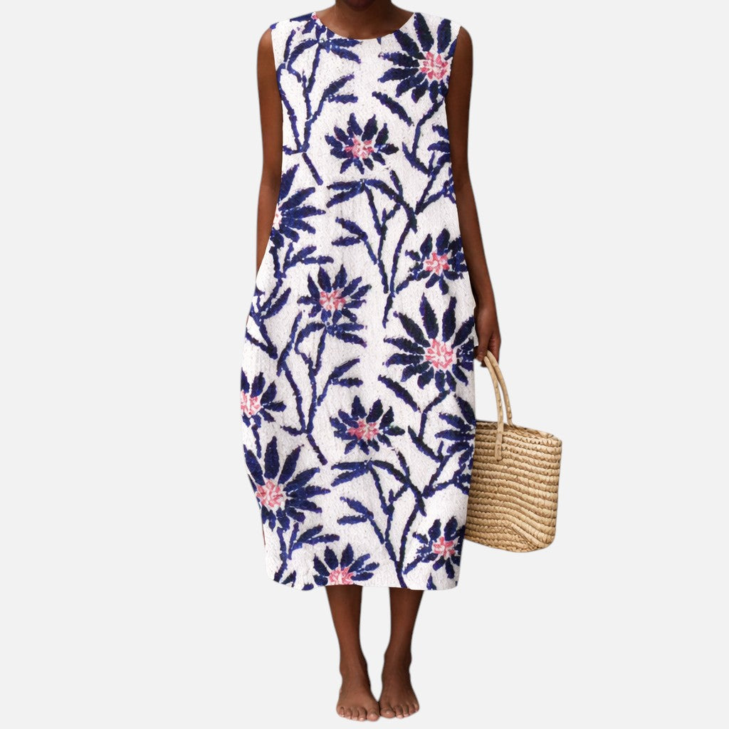 Renate | Mouwloze midi-jurk met donkerblauwe bloemenranken op wit